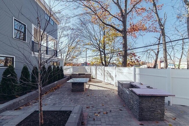 Building Photo - 45 Spring St