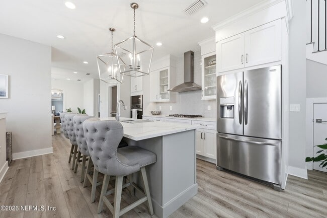 Building Photo - 115 1st St S