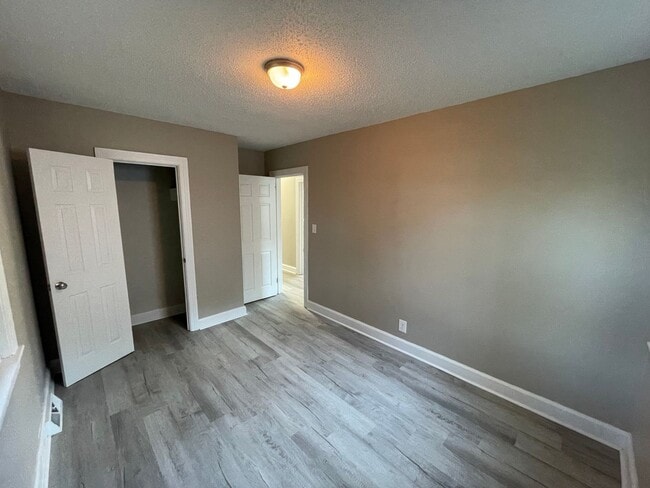 Building Photo - 613 Caldwell Ave NE