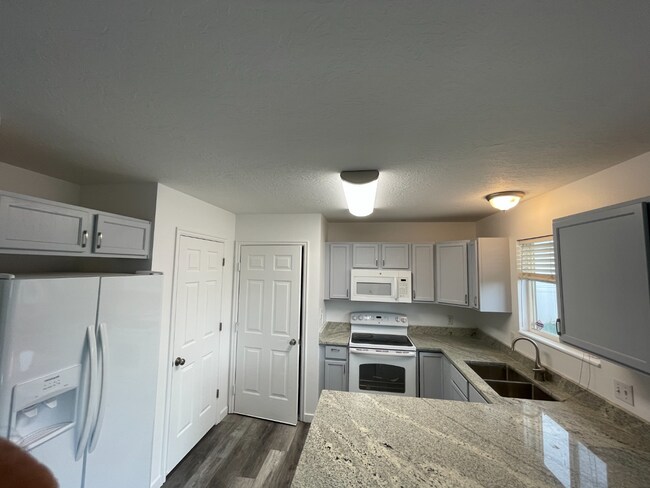 Building Photo - 4 Bd 3 Bath Home in Lehi