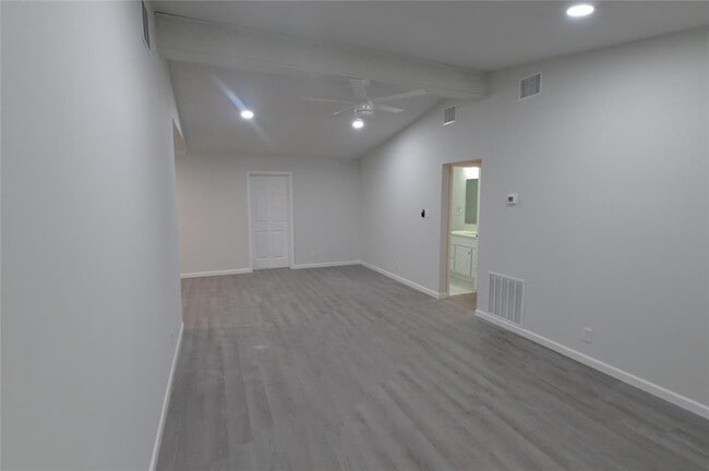 Building Photo - 1000 Plymouth Dr