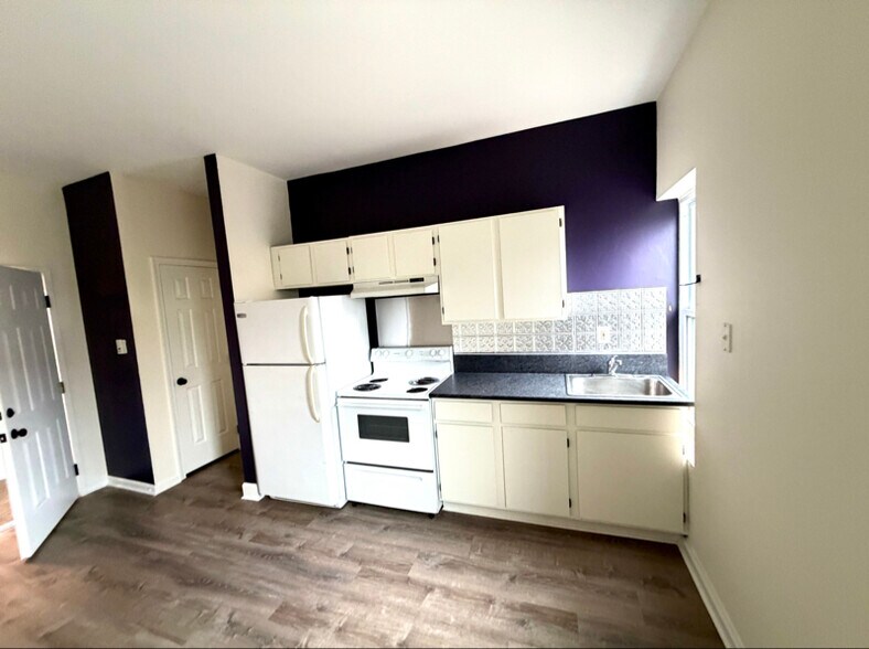 Building Photo - 444 Bridge St