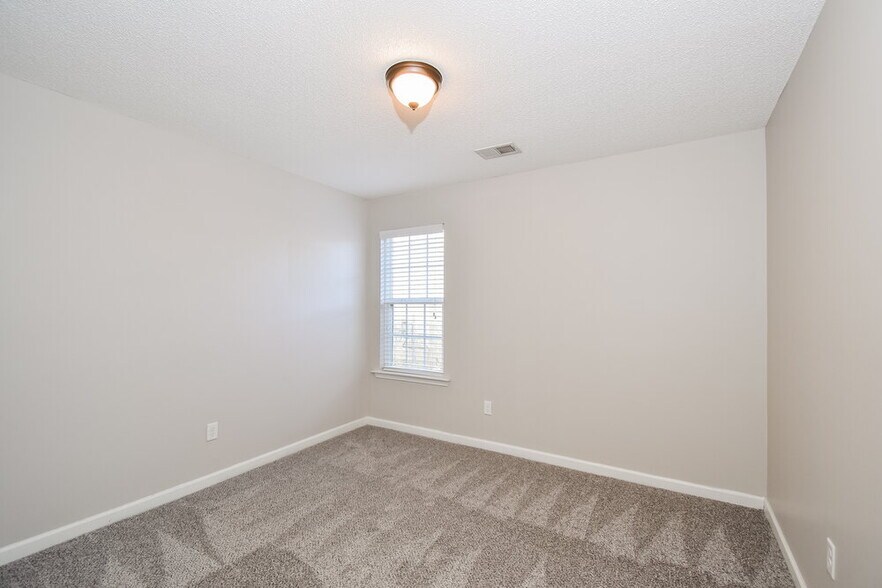 Building Photo - 7860 Ridgedale Dr