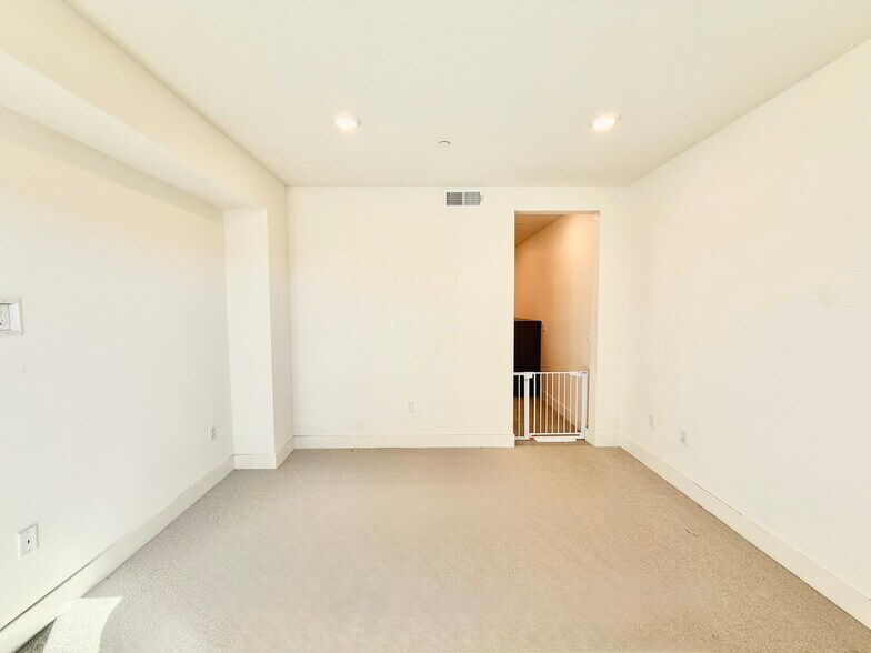 Building Photo - 5750 Greige Cir