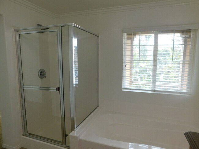 Building Photo - Beautiful 4 bed, 2.5 bath unit in Orange.