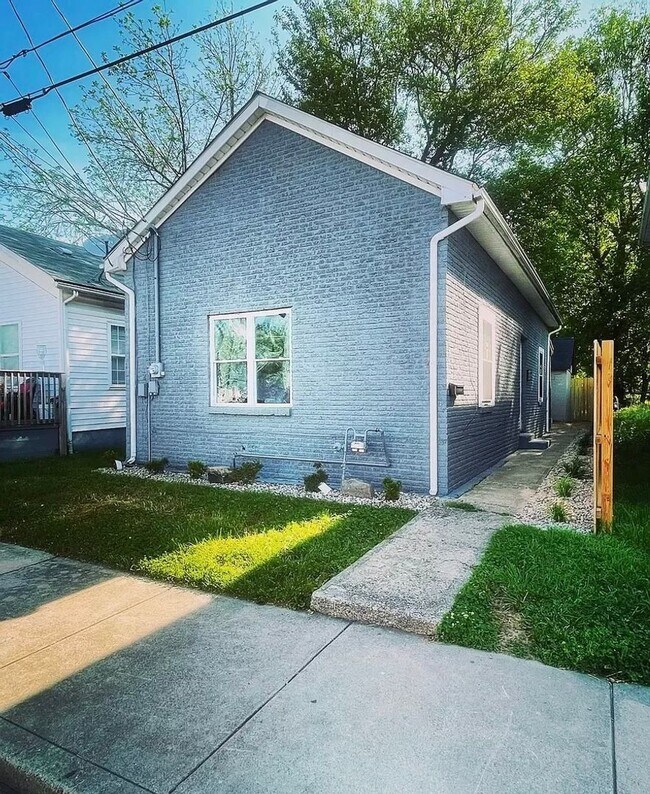 Building Photo - Charming All Brick Home!