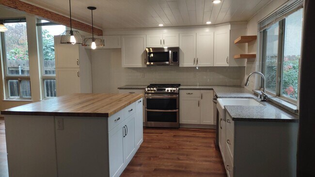 Building Photo - 1617 Oakview Dr