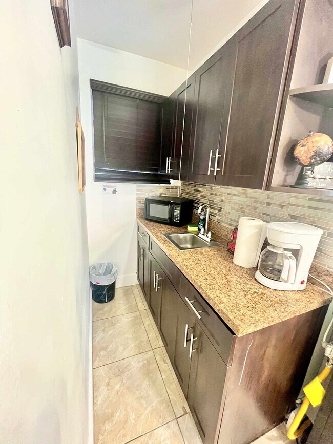 Building Photo - 342 Van Buren St