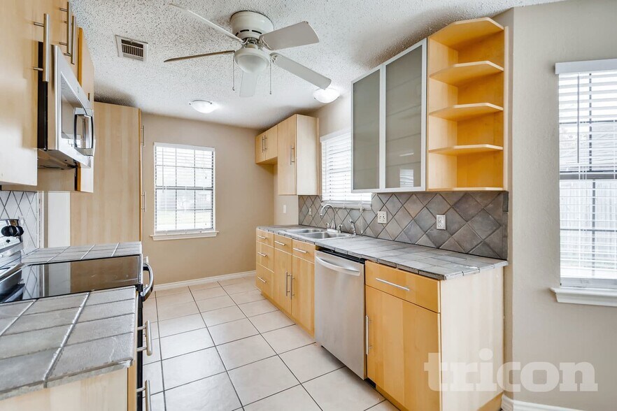 Building Photo - 641 Park Ln