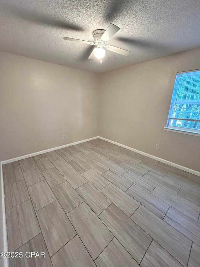 Building Photo - 3914 E 11th St