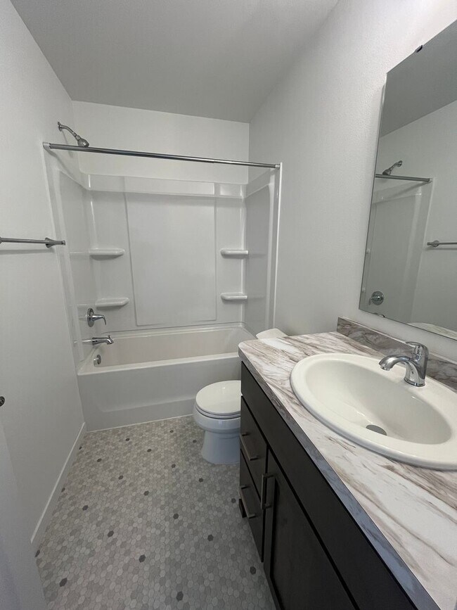 Building Photo - 3 Bed 3 Bath Townhome