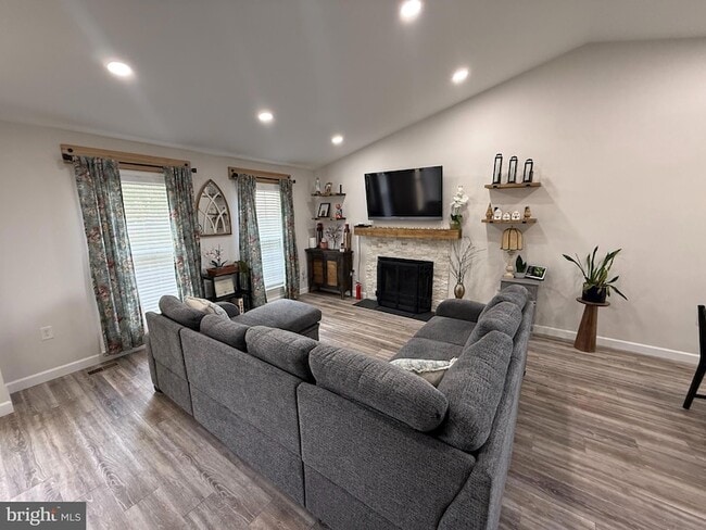 Building Photo - 305 Crosswinds Dr