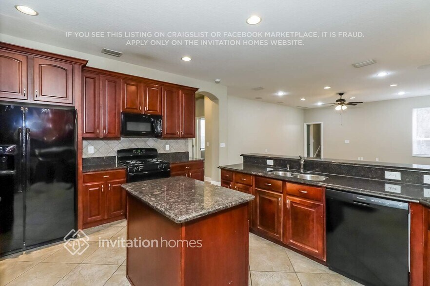 Building Photo - 1845 Beaconsfield Dr