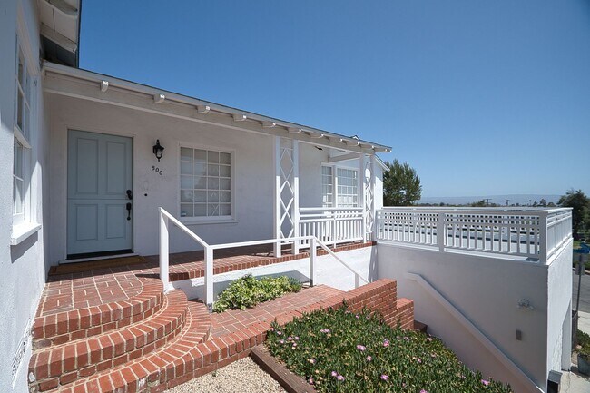 Building Photo - 2 Bed 1 Bath Home in Manhattan Beach Hill Section