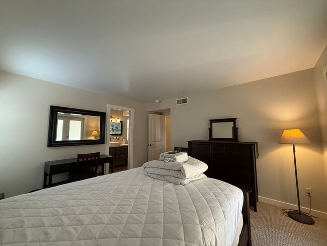 Building Photo - Fully Furnished 2 Bed 2 Bath Condo with Private Patio, 2 Gated Parking Spaces, Pool and Gym