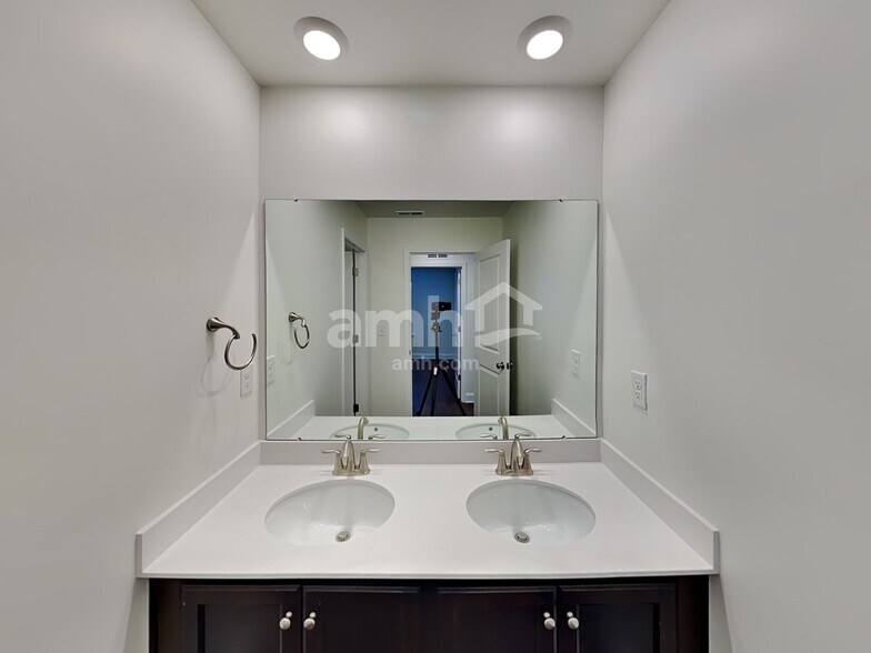 Building Photo - 606 Rivermist Dr