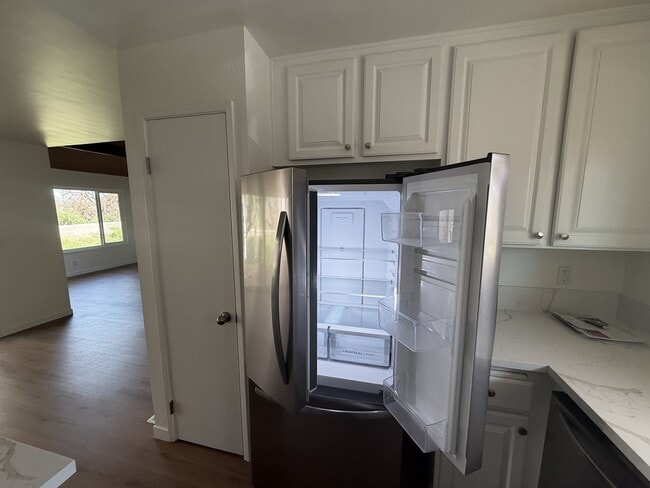 Building Photo - 8235 La Riviera Dr