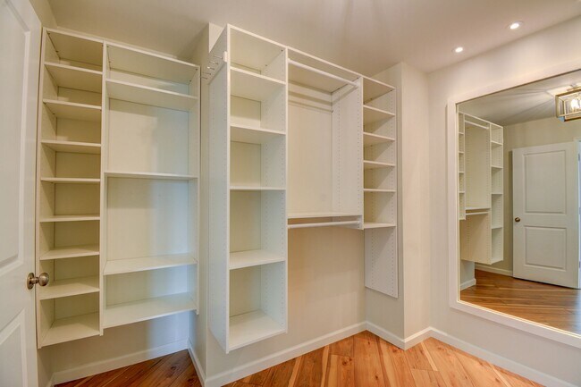 Building Photo - **Move In by October 8th 2025 and Receive ...