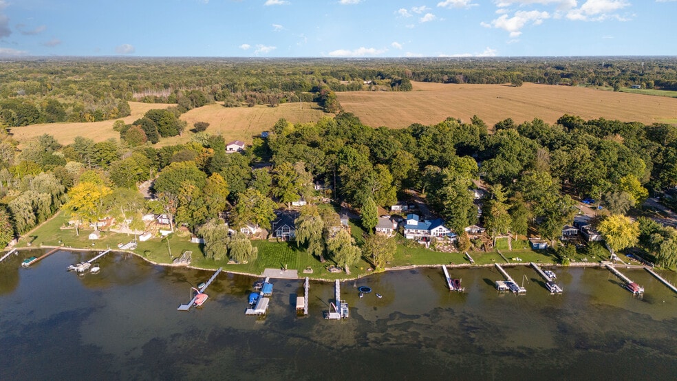 Building Photo - 15305 Silver Beach Dr