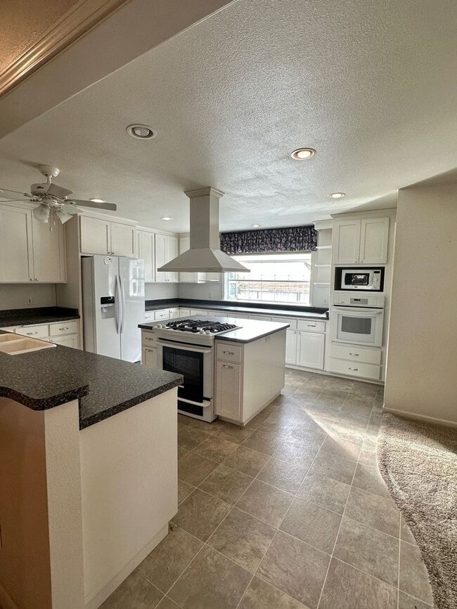 Building Photo - Beautiful Country Home! With Bonus Office/Den Room