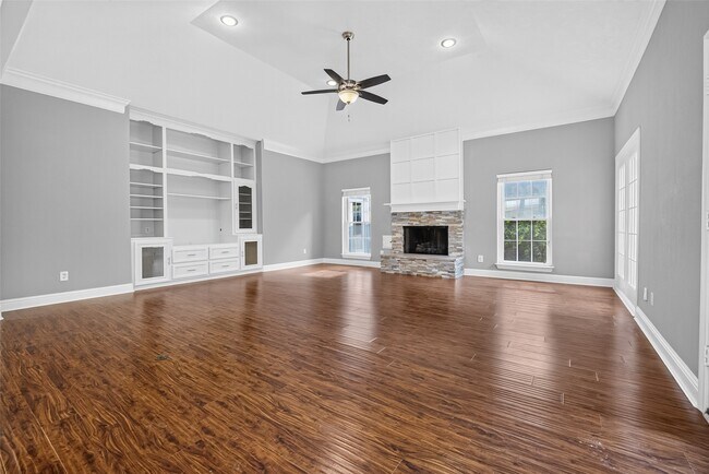 Building Photo - 10310 Chevy Chase Dr