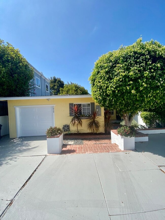 Building Photo - Charming Manhattan Beach Home with Spacious Yard – Prime Location!