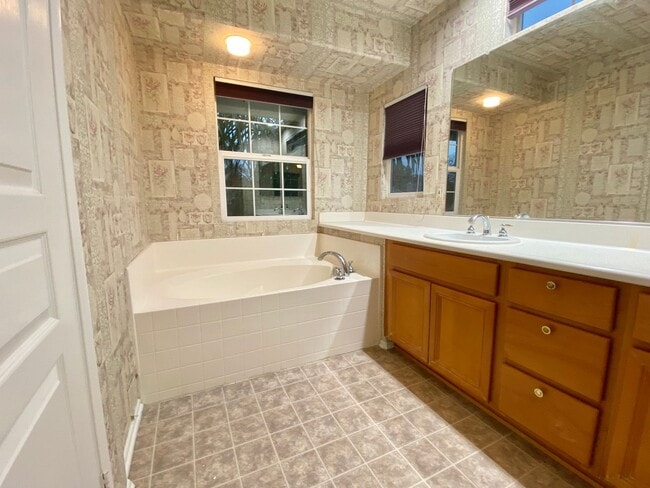 Building Photo - Spacious 3 Bed 2.5 Bath with a loft Ventura home