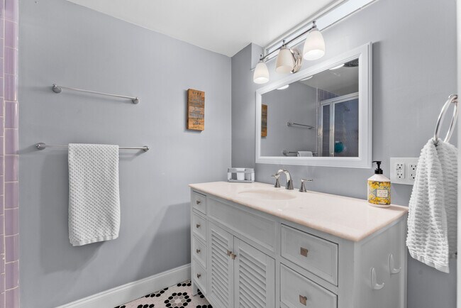 Building Photo - 1203 Hillsboro Mile