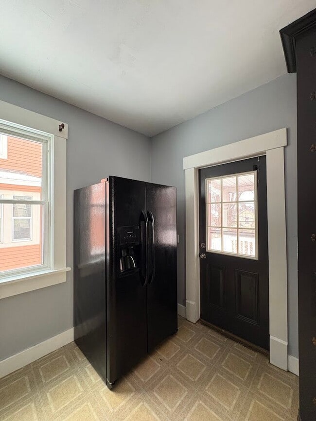 Building Photo - Large 3 bedroom home for rent - Massillon