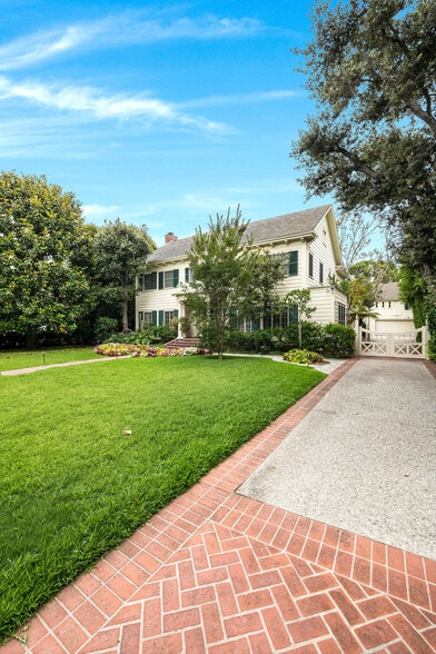 Building Photo - 809 N Bedford Dr