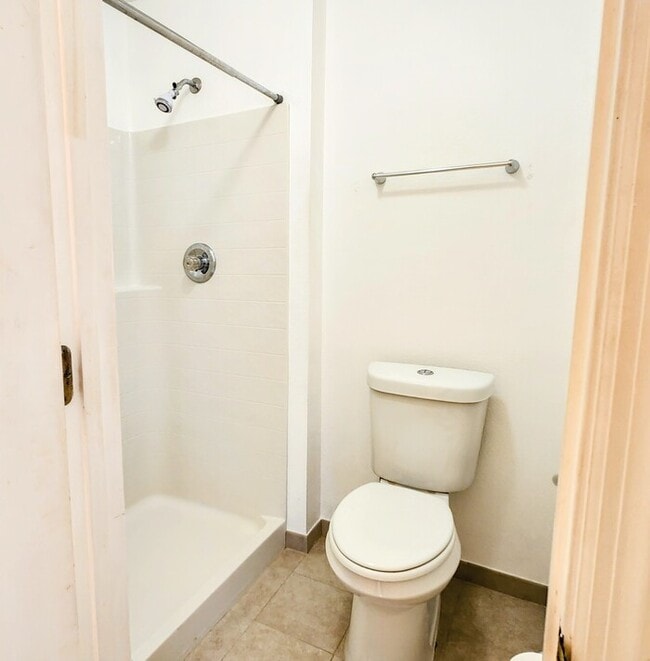 Building Photo - Welcome to this charming 3-bedroom, 2-bath...