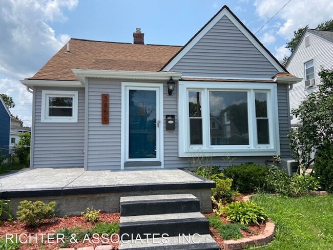 Primary Photo - 4 br, 2 bath House - 3855 ROYAL AVE