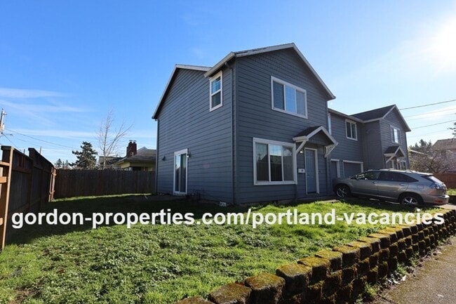 Building Photo - SE 73rd Ave - 3 bedroom townhouse in Mt Scott-Arleta neighborhood