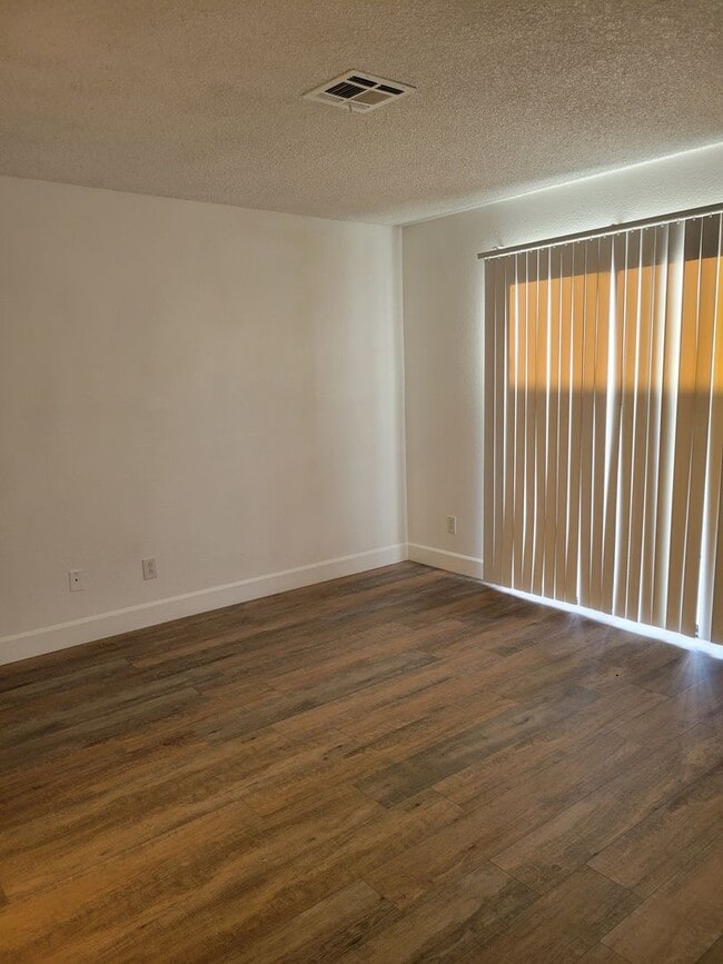 Building Photo - Rent Ready Single Story Townhome 3/2/ with 2 car