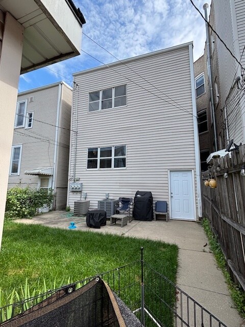 Building Photo - 1458 W Balmoral Ave