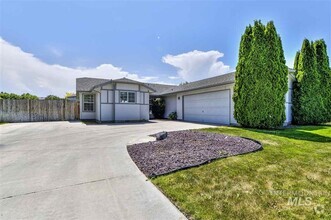 Building Photo - Nampa 3 bed 2 bath home - All landscaping ...