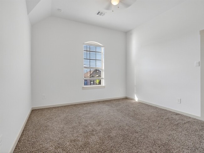 Building Photo - 818 Kingwood Dr