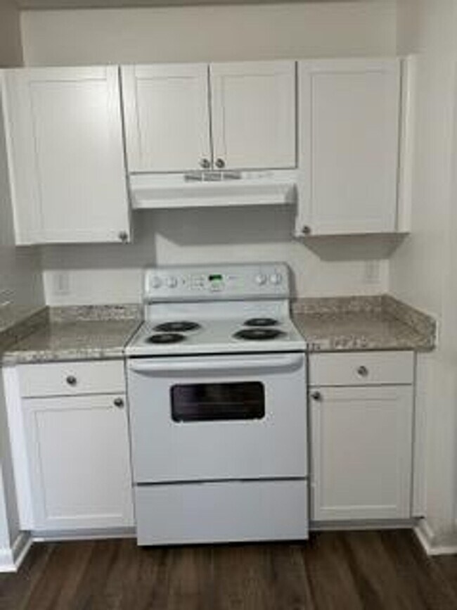 Building Photo - Two Bedroom Apartment