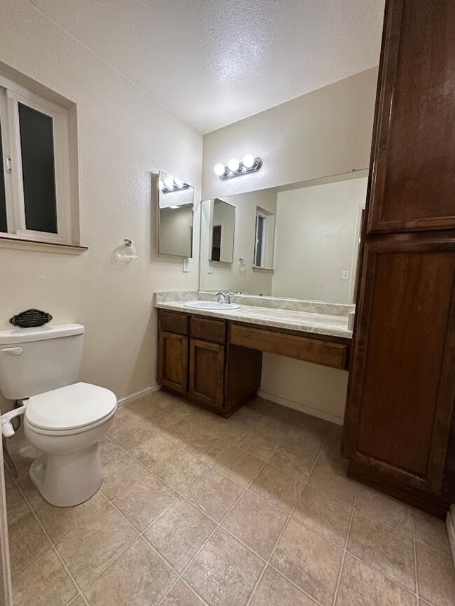 Building Photo - Charming Redding Home with Fireplace & Vaulted Ceilings
