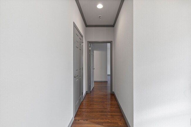 Building Photo - Luxury Living in a Gated Community