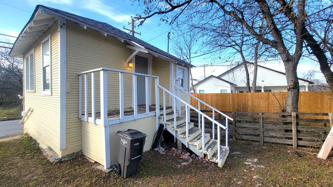 Building Photo - Studio Apartment in Fort Worth