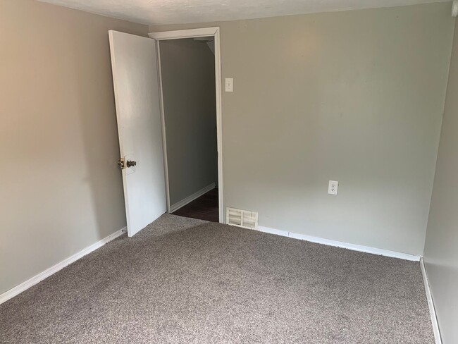 Building Photo - 3 bedroom 1.5 bathroom located in Carlisle...