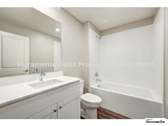 Building Photo - 2bed/2.5bath Model Home in West Sac RENT SPECIAL