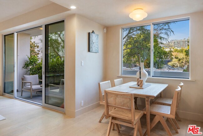 Building Photo - 818 N Doheny Dr