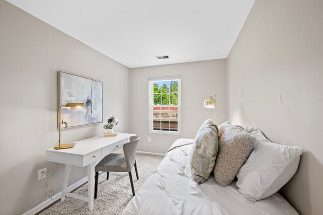 Building Photo - Luxurious 2 Bed 1 Bath Condo With Balcony ...