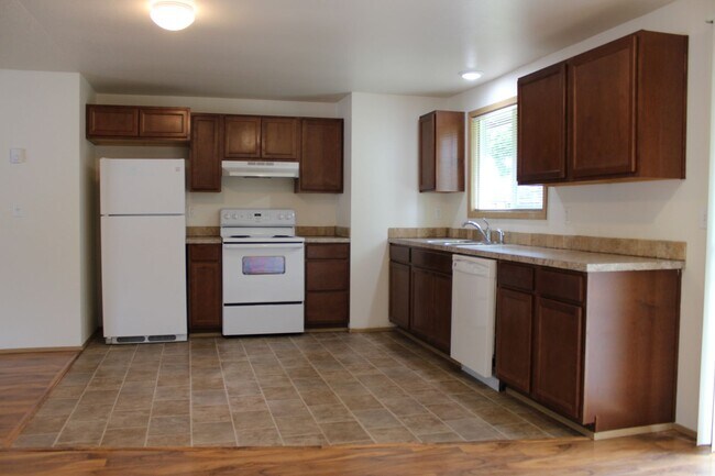 Building Photo - 3 or 4 bedroom, 2 bath updated home in Hillsboro near Intel Jones Farm