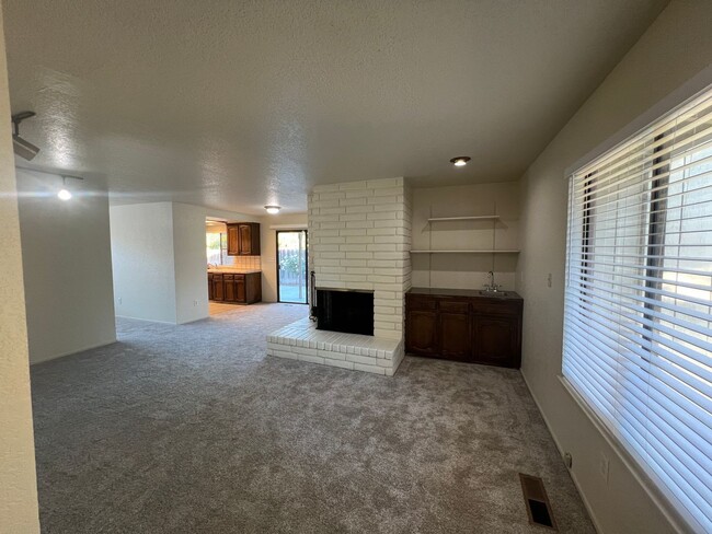 Building Photo - Single story home located in Lakewood Elementary School District!