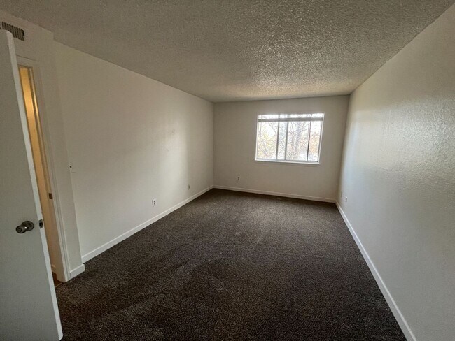Building Photo - Nice 2 bed 2 bath Condo