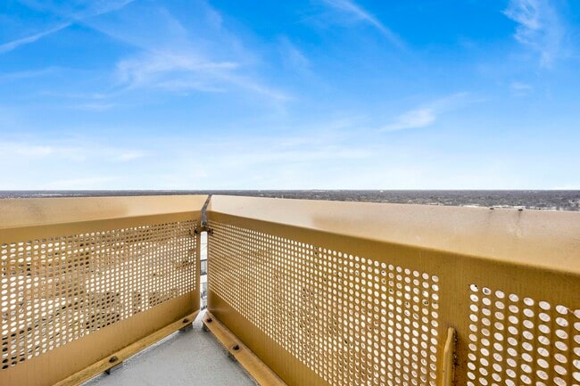 Building Photo - 1720 Maple Ave