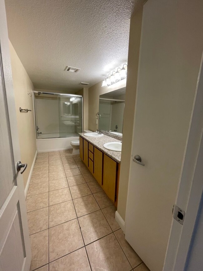 Building Photo - Gorgeous 2nd Floor Unit-Available SOON!
